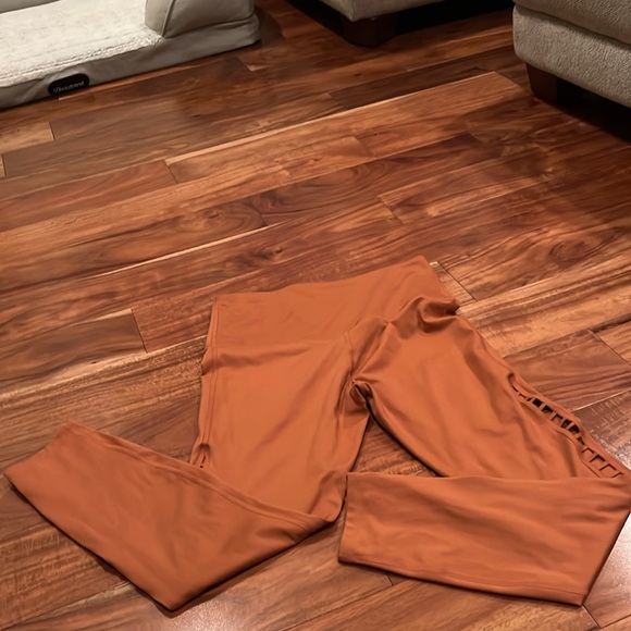 Nike dry-fit leggings size medium(8-10) cutting in the side of the pants. - Picture 3 of 5